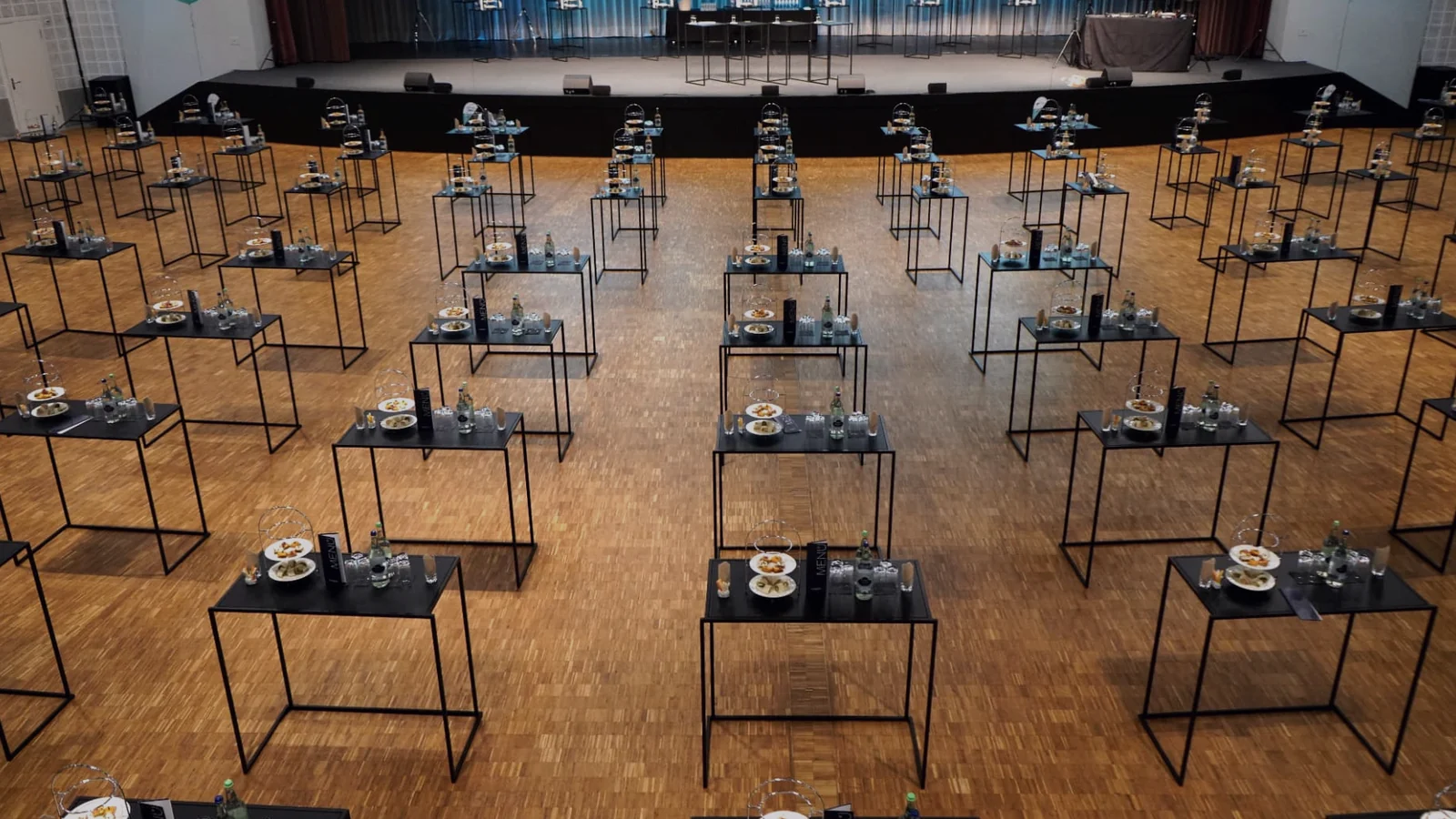 Saal mit Bühne und Bestuhlung für eine Generalversammlung